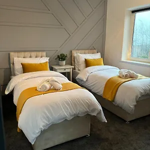 Cozy 3 Bed In With Secure Parking - Long & Short Welcome! Halifax